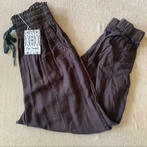 Free People Movement Halfzies Jogger Pants NWT cropped capri slate distressed XS